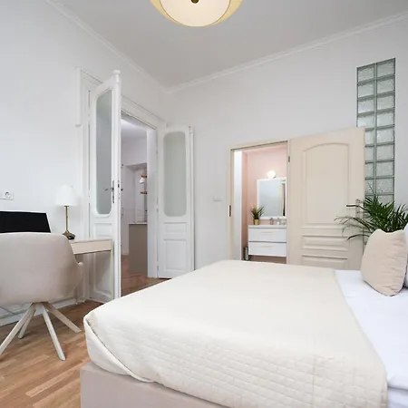 Discover - 3 Rakowicka St - Classic Near Main Station - Netflix Apartamento Cracovia