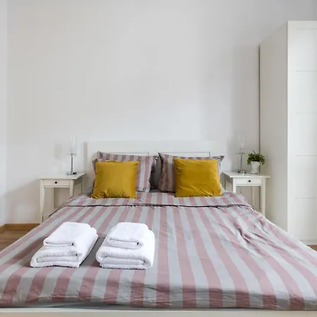 Apartment Discover - 3 Rakowicka St - Classic Near Main Station - Netflix
