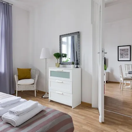 Apartment Discover - 3 Rakowicka St - Classic Near Main Station - Netflix