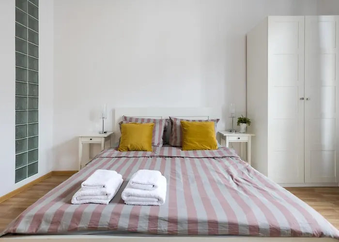 Apartment Discover - 3 Rakowicka St - Classic Near Main Station - Netflix