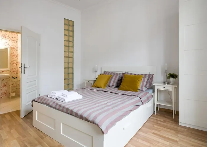 Discover - 3 Rakowicka St - Classic Near Main Station - Netflix Apartment
