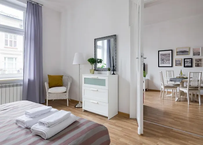Apartment Discover - 3 Rakowicka St - Classic Near Main Station - Netflix