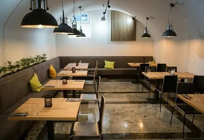 Discover - 3 Rakowicka St - Classic Near Main Station - Netflix Apartment